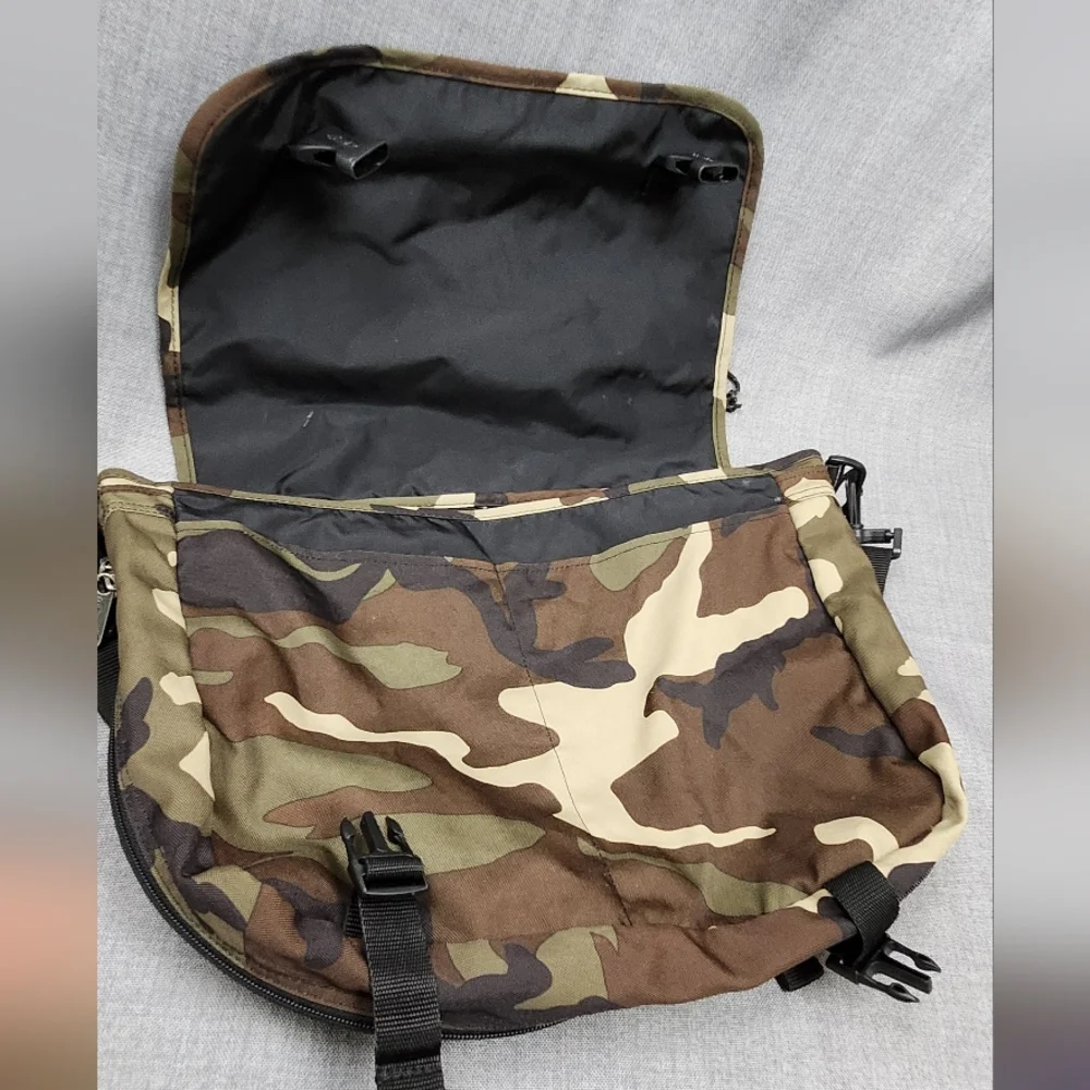 Eastpak Camo Messenger Crossbody Multi Compartment Bag. - Picture 3 of 9